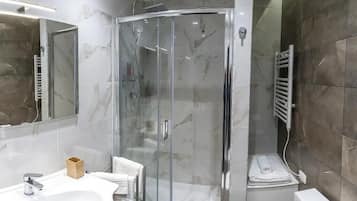 Deluxe Double Room, 1 Double Bed | Bathroom | Shower, hair dryer, bidet, towels