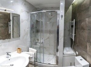 Deluxe Double Room, 1 Double Bed | Bathroom | Shower, hair dryer, bidet, towels - A Durmì Suite (Naples)