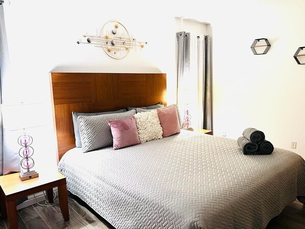 3 quartos, escrivaninha, ferros/tábuas de passar roupa, berço de viagem