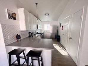 Geladeira, micro-ondas, fogão, cooktop