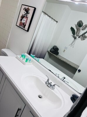 مجففات شعر، مناشف، صابون، شامبو