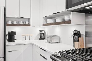 Réfrigérateur, four à micro-ondes, un four, surface de cuisson