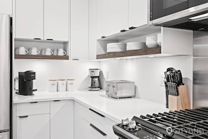 Réfrigérateur, four à micro-ondes, un four, surface de cuisson