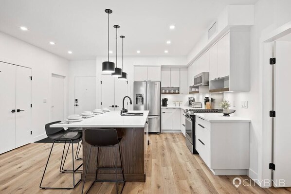 Réfrigérateur, four à micro-ondes, un four, surface de cuisson