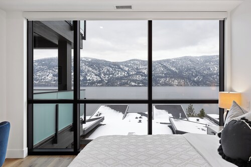 McKinley Beach. Sleeps 4. Lakeview. 1200sq ft.