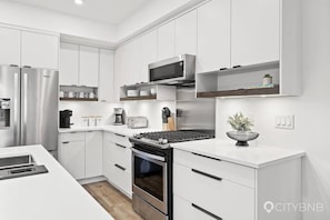 Refrigerador, microondas, horno y parrilla de estufa