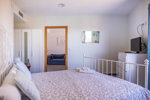 1 bedroom, WiFi, bed sheets - Parador-view apt- sleeps 4-1-bed apt shared rooftop terrace with castle view (Carmona)