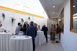Outdoor dining - Parador-view apt- sleeps 4-1-bed apt shared rooftop terrace with castle view (Carmona)