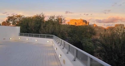 Parador-view apt- sleeps 4-1-bed apt shared rooftop terrace with castle view
