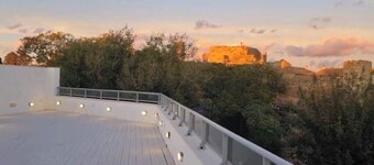 Parador-view apt- sleeps 4-1-bed apt shared rooftop terrace with castle view