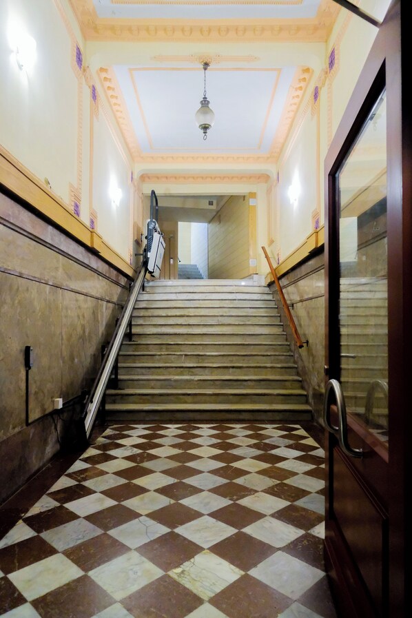 Una escalera con piso a cuadros que lleva a una plataforma.