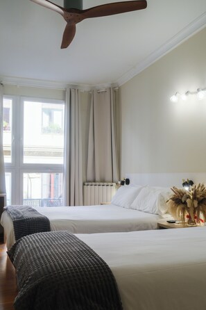 Comfort-Dreibettzimmer | Hochwertige Bettwaren, Daunenbettdecken, Schreibtisch