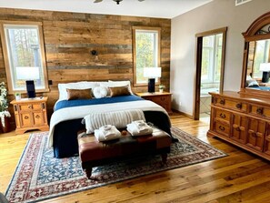 6 عدّة غرف نوم وخزنة داخل الغرفة ومكتب ومكواة/لوح كي