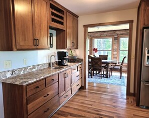 ثلاجة، ميكروويف، فرن، موقد طهي مسطح