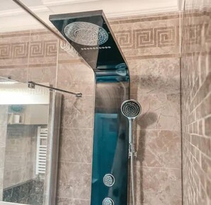 Articles de toilette gratuits, sèche-cheveux, chaussons