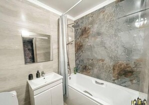 Kostenlose Toilettenartikel, Haartrockner, Hausschuhe, Handtücher