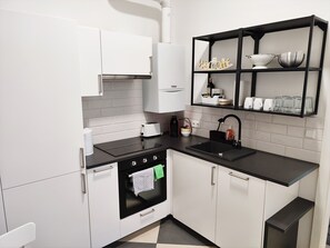 Kjøleskap, ovn, kokeplater og kaffetrakter/tekoker