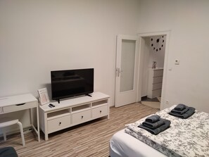 1 dormitori, planxa i posts de planxar, wifi gratuïta i roba de llit