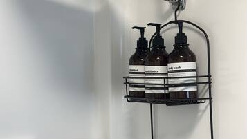 Haartrockner, Handtücher, Seife, Shampoo