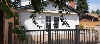 Northbank Loft: Hot tub and 1 mile from Autzen