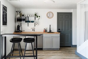 Kylskåp, mikrovågsugn, diskmaskin och kaffe- och tebryggare