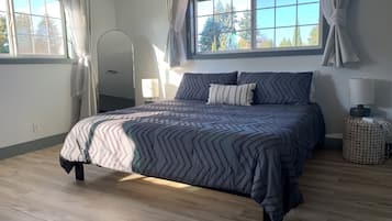 1 bedroom, desk, WiFi, bed sheets