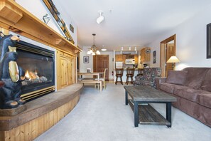 Smart TV, chimenea y libros 