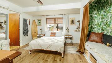 6 bedrooms, desk, iron/ironing board, travel cot