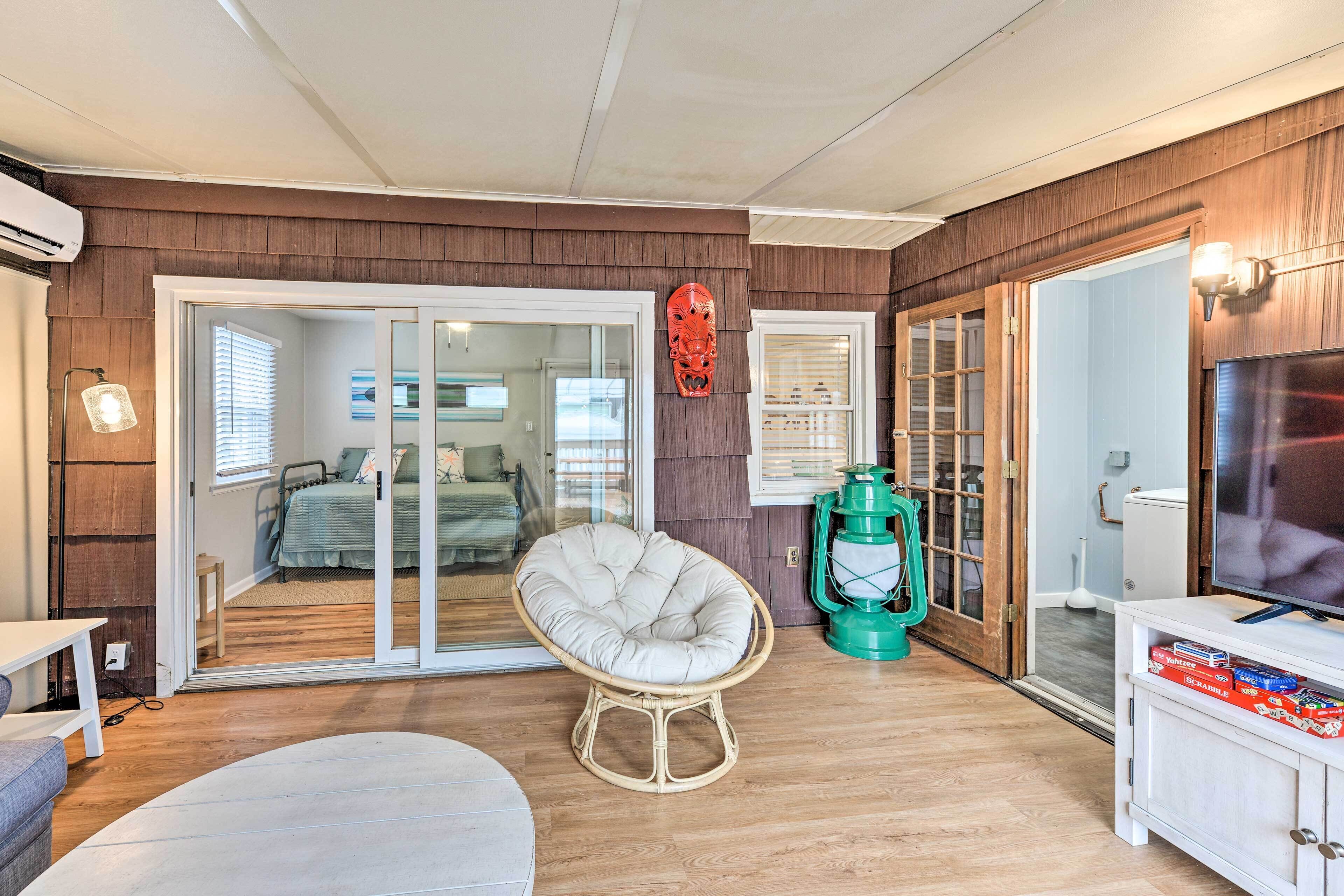 4 bedrooms, iron/ironing board, free internet, bed sheets