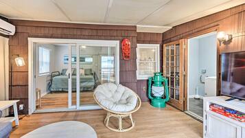 4 bedrooms, iron/ironing board, free internet, bed sheets
