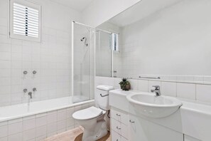 Bathtub, hair dryer, towels, shampoo - Beachfront Getaway - In the Heart of St Kilda (St Kilda)