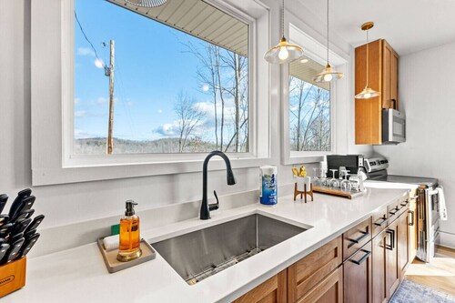 Primrose- Hot Tub, Firepit, Wraparound Deck, WiFi