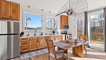 Kylskåp, mikrovågsugn, ugn och spishäll