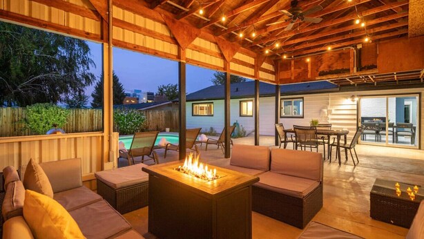 Outdoor dining - Sunny Pool & Hot Tub Bed & Breakfast (Wenatchee)