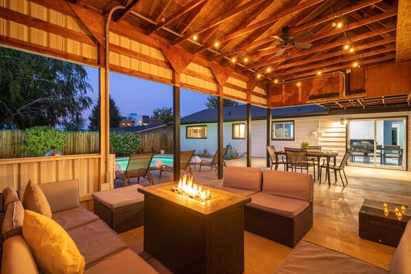 屋外ダイニングエリア