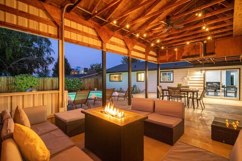 Sunny Pool & Hot Tub House