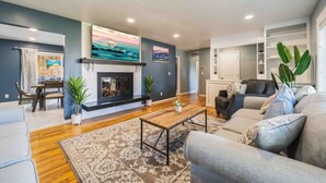 TV, fireplace - Sunny Pool & Hot Tub Bed & Breakfast (Wenatchee)
