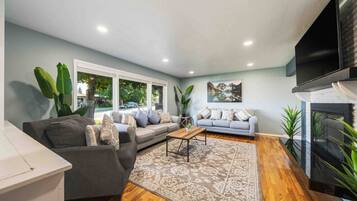 Een televisie en een open haard