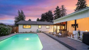 Pool - Sunny Pool & Hot Tub Bed & Breakfast (Wenatchee)