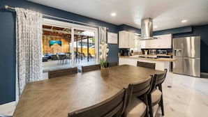 Dining - Sunny Pool & Hot Tub Bed & Breakfast (Wenatchee)