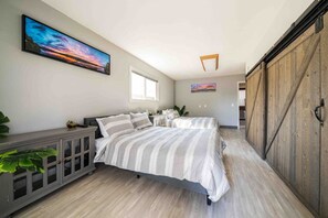 4 bedrooms, desk, WiFi