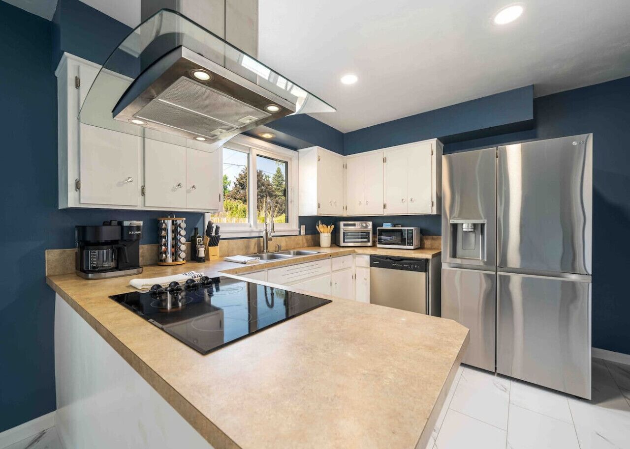 Kühlschrank, Mikrowelle, Herdplatte, Geschirrspüler