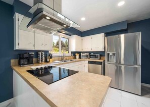Geladeira, micro-ondas, cooktop, lava-louças