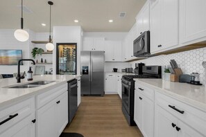 Fridge, microwave, oven, stovetop - 5 Bedrooms/ 4.5 Bathrooms/ Solterra (7565 OS) (Davenport)