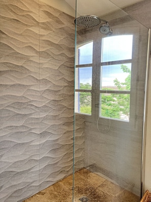 Douche, serviettes fournies