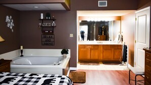 Ein Badezimmer mit einer Badewanne, einem Waschtisch mit Spiegel und einem Schild mit der Aufschrift 'GUEST RELAX AND UNWIND'.