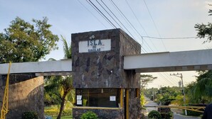 Un edificio de piedra con un letrero que dice "ISLA DE SANBLAS".