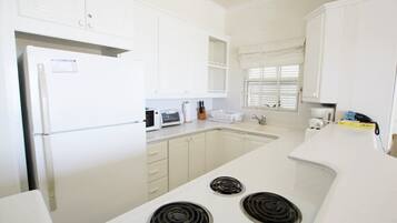 Réfrigérateur, micro-ondes, plaque de cuisson, cafetiÚre/bouilloire