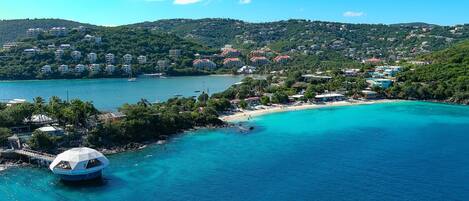 På stranden, solsenger og strandhåndklær