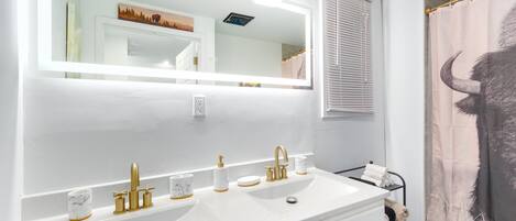 مجففات شعر، مناشف، صابون، شامبو